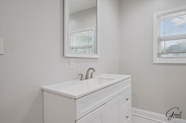 Building Photo - $1625 Fully remodeled, spacious 4 bedroom ...