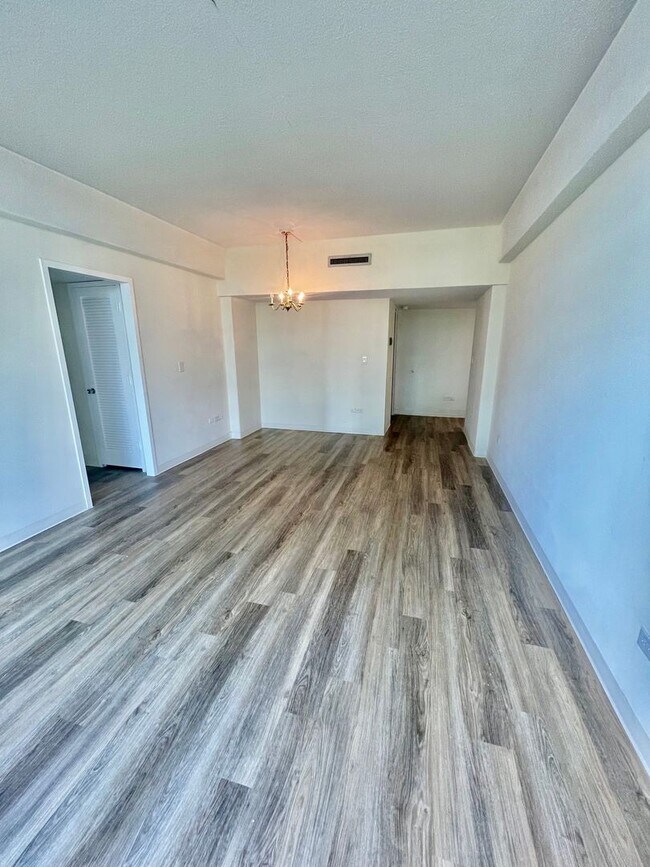Building Photo - Renovated Two Bedroom Condo