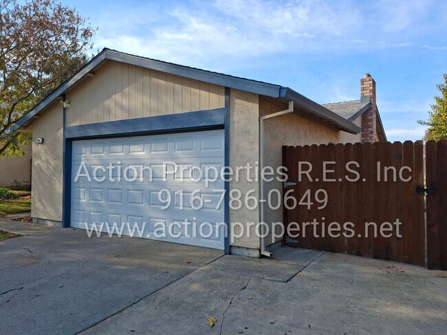 Building Photo - Antelope R.V. Parking, Single Story: Large Yard: RV Parking: 3 Bed, 2 Bath - Foothill Farms/Antelope