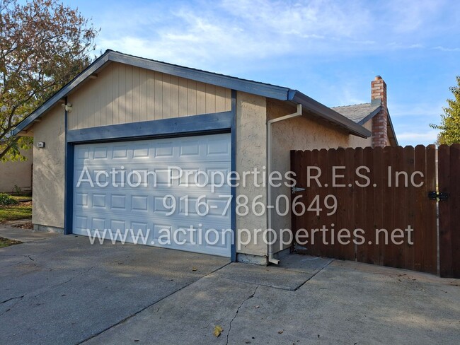 Building Photo - Move In Special: Single Story: Large Yard:...