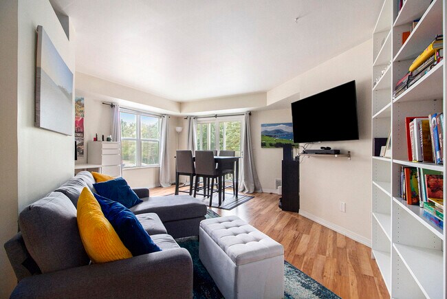 Building Photo - 2221 S Huron Pkwy