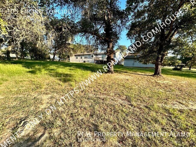 Building Photo - 105 Encino Torcido