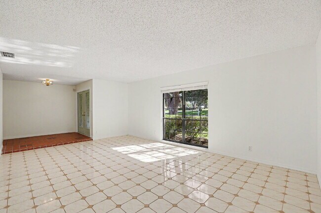 Building Photo - Recently Renovated 4-Bedroom + Den Pool Home in Temple Terrace