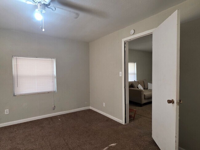 Building Photo - Knoxville 37921 - 3 bedroom 1 bath - call Lisa Vineyard or Shannon Russell 865-216-9334