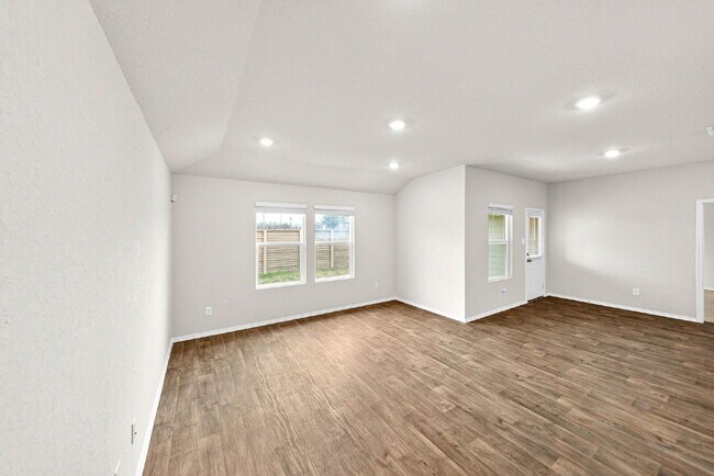 Building Photo - 1 MONTH FREE RENT WITH 18 - 24 MONTH LEASE!!! AVAILABLE THROUGH MARCH ONLY!