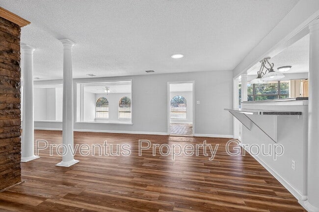 Building Photo - 8 Manor Dr