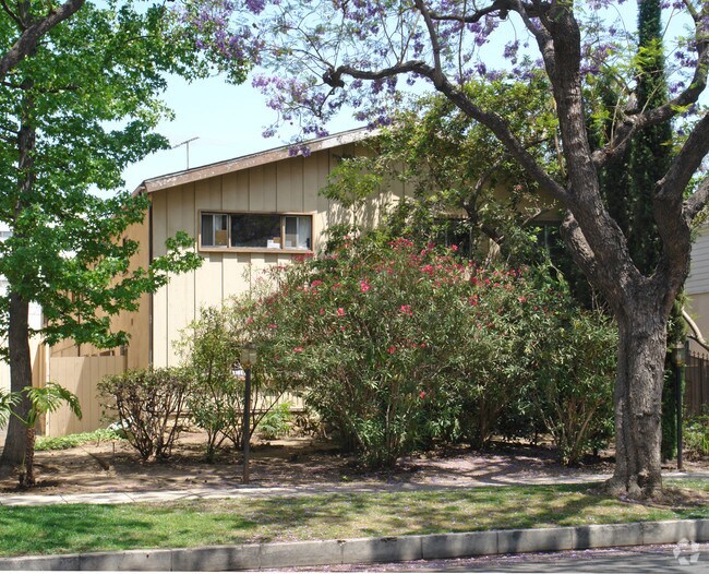 Building Photo - 418 N Palm Dr