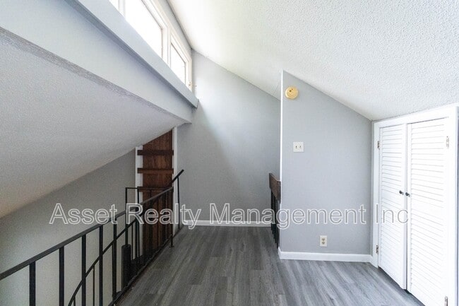 Building Photo - 102 Walnut Ln