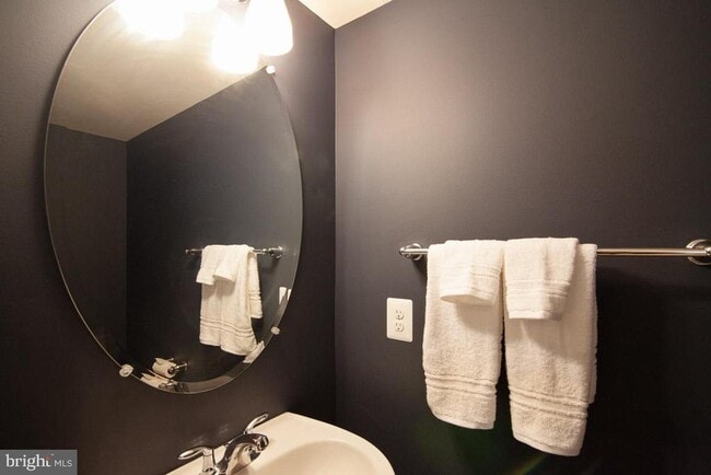 Building Photo - 136 Solara Dr