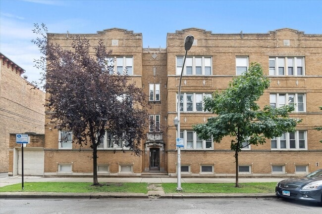 Building Photo - 7431 N Hoyne Ave