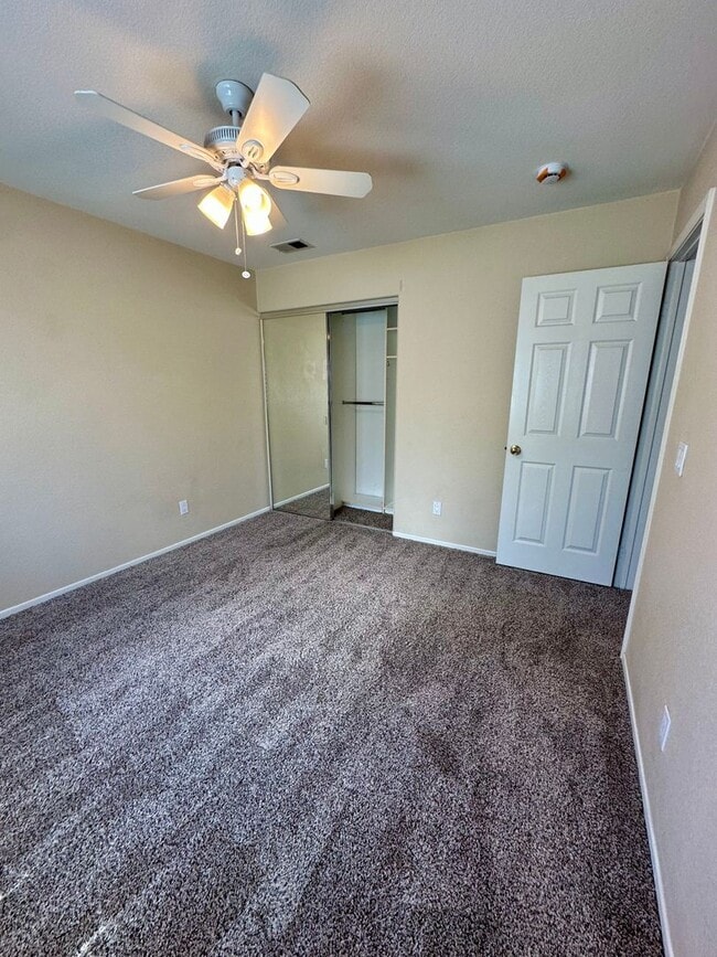 Building Photo - Large 3 bedroom home with loft and large b...