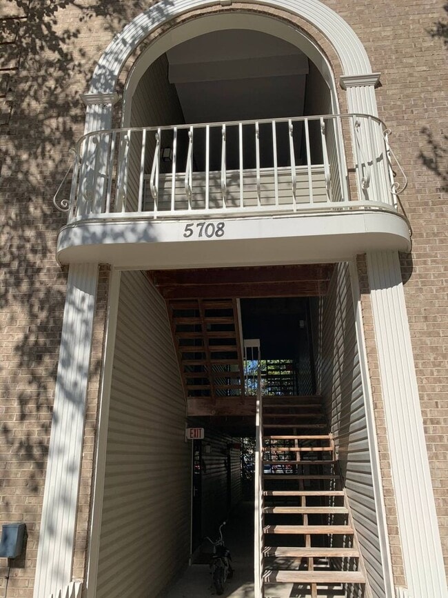 Building Photo - Top Floor Condo with Fireplace and Open Fl...