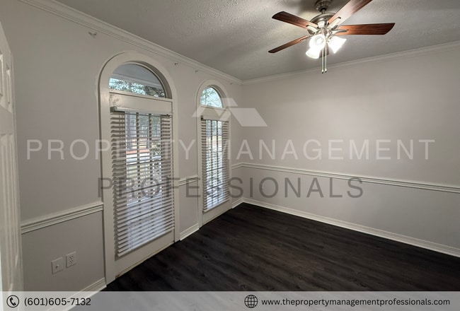 Building Photo - Renovated beauty near the country club and golf course!