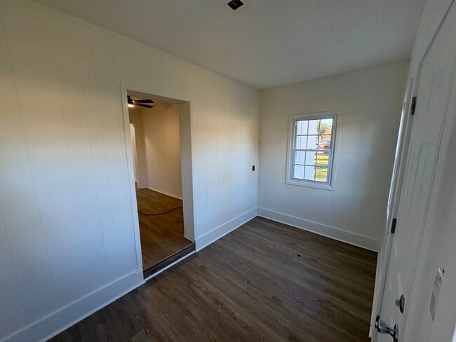 Building Photo - 889 W Main St