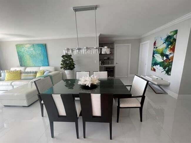 Building Photo - 5001 Collins Ave