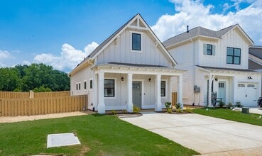 Building Photo - One Bedroom Cottage with Fenced Backyard!