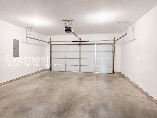 Building Photo - Limited Time Special Offer / 4 Bed, 2 Bath Home with and Garage / Pet-Friendly / Vouchers Accepte...