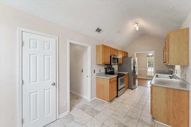 Building Photo - MOVE-IN READY! (Pet Friendly)