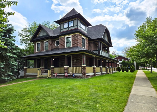 Primary Photo - 203 S Columbia St