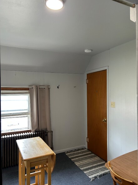 Building Photo - 208 2nd St S