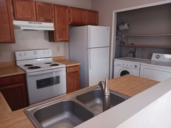 Building Photo - AFFORDABLE & CUTE!