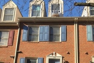Building Photo - 1174 N Vermont St