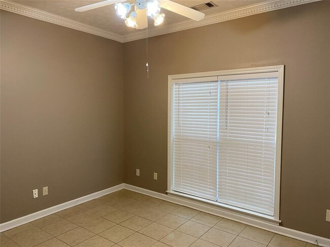 Building Photo - 1924 Dundee Dr