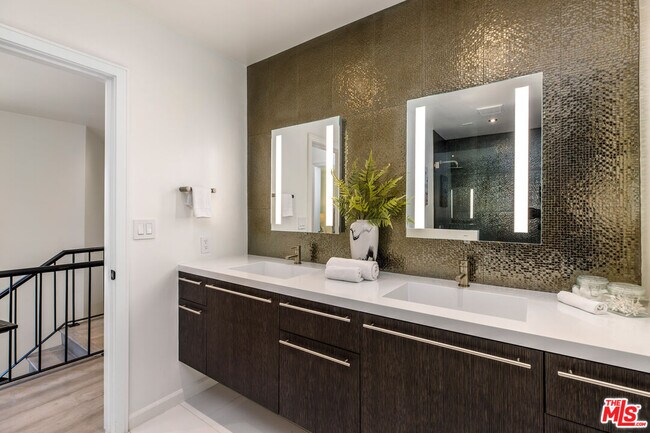 Building Photo - 1805 Coldwater Canyon Dr
