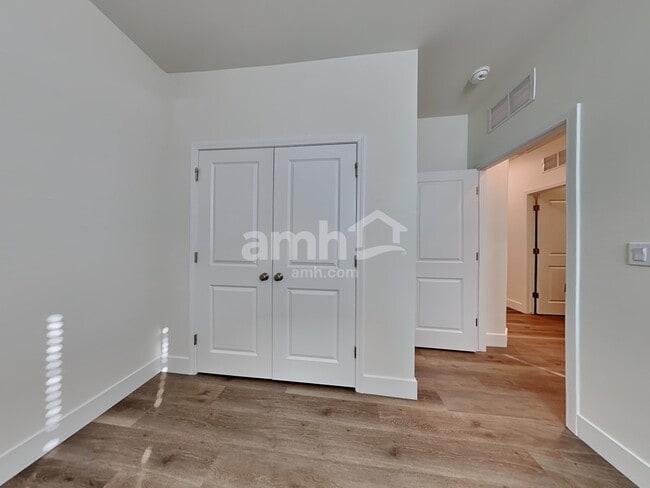 Building Photo - 854 English Primrose St