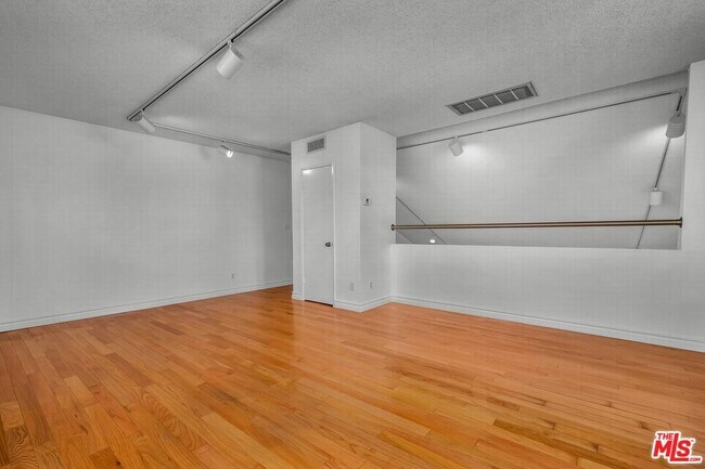 Building Photo - 938 5th St