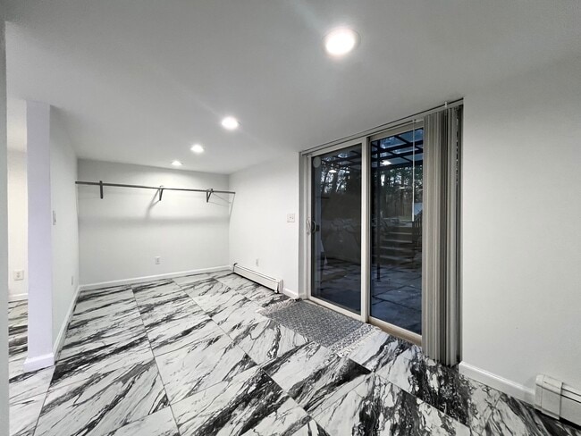 Building Photo - 158 Jelliff Mill Rd