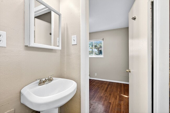 Building Photo - 3 Bedroom Ranch Style Home In Dellwood