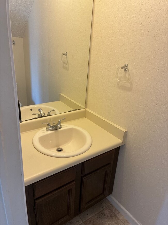 Building Photo - 1BR/1.5BA w/ Fireplace • Balcony • Pool Access in San Antonio