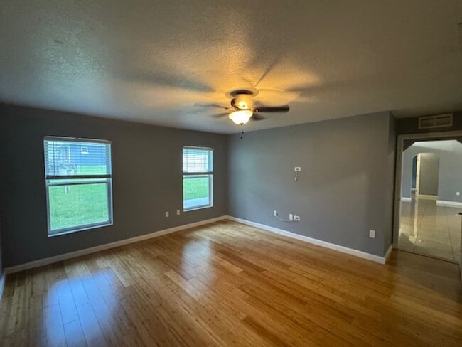 Building Photo - Beautifully Renovated Home In the Shores  3/2/2 **WON"T LAST**