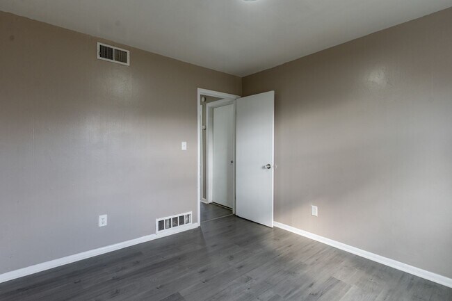 Building Photo - 4-Bedroom Available for Rent to Own & Lease!!