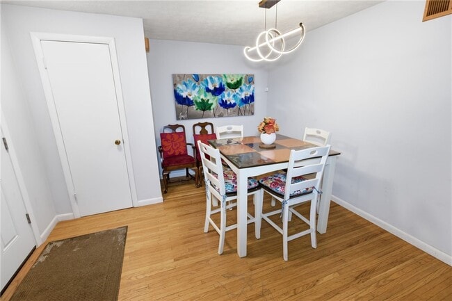 Building Photo - 266 Willowcrest Dr