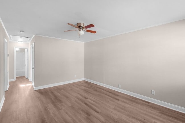 Building Photo - Gorgeous 2BR/1BA Duplex near Selwyn and Park Rd Hotspots!