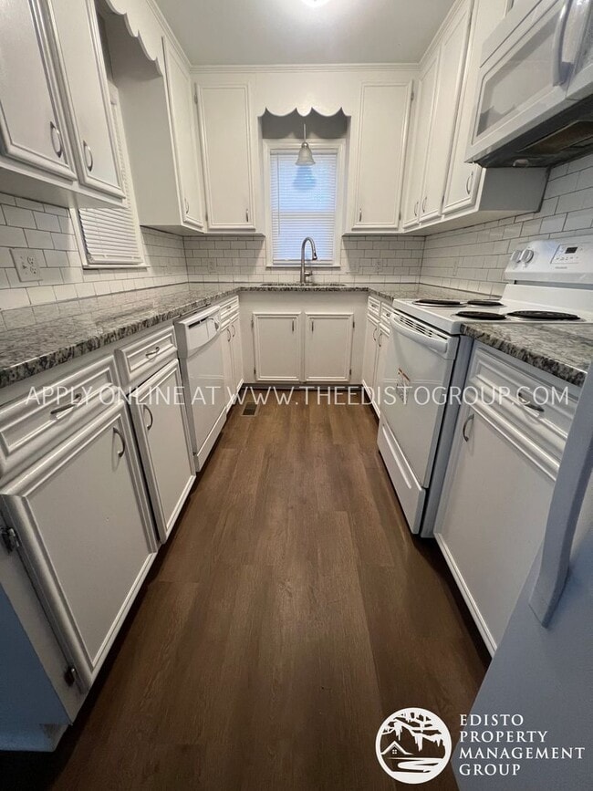 Building Photo - Renovated 3-Bedroom, 2-Bathroom Home with ...
