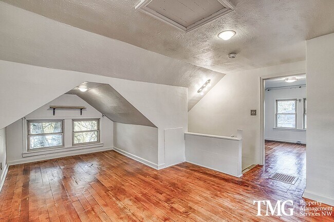 Building Photo - Stunning 4BD Craftsman in Excellent N Port...