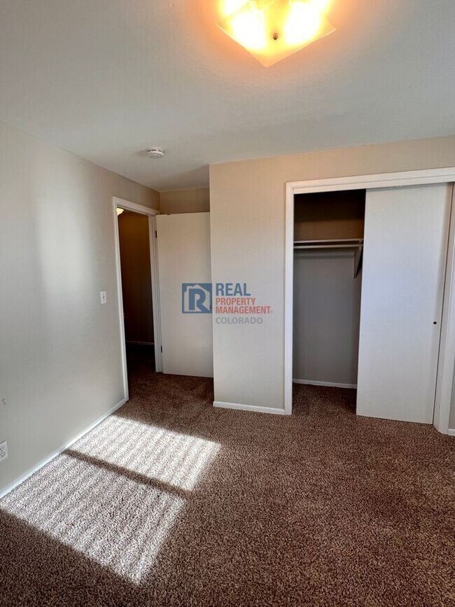 Building Photo - 7041 Beacon Way
