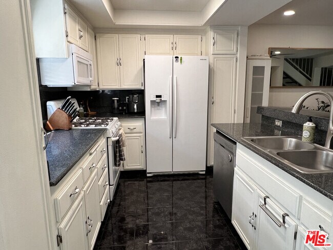 Building Photo - 13609 Valerio St