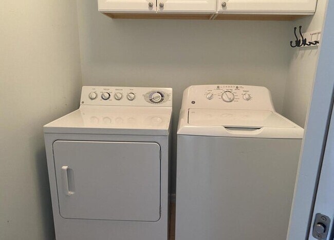 Building Photo - 6838 Toland Dr