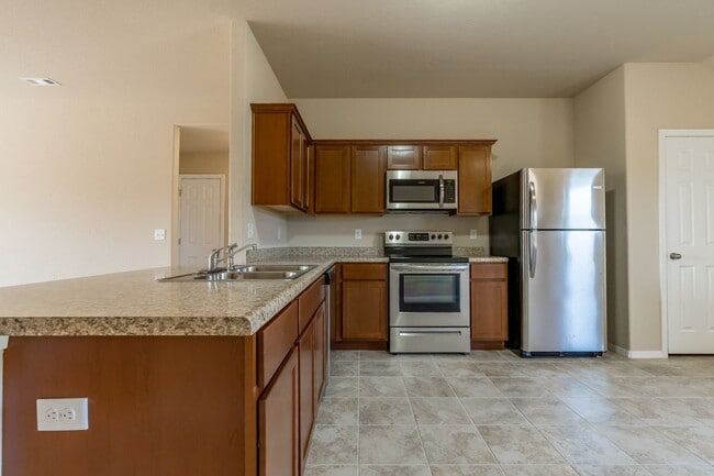 Building Photo - Beautiful 4 bedroom Home on Valley View Golf Course. HUGE Fenced Yard!