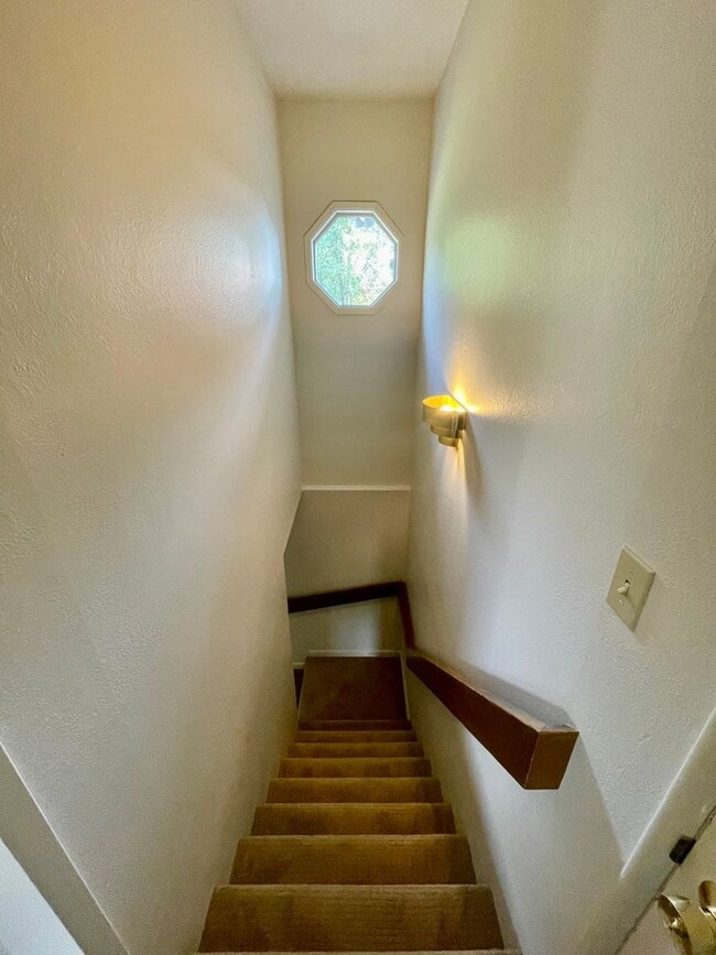 Building Photo - Beautiful North Hill Home Near Vincent Park!