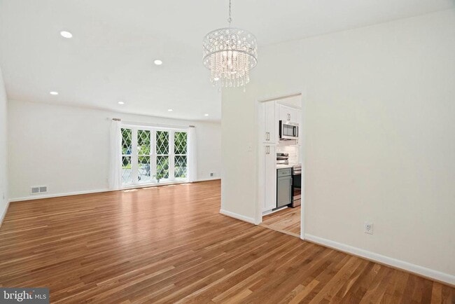 Building Photo - 6607 Lone Oak Dr