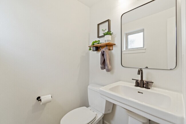 Building Photo - 466 NE Maple Leaf Pl