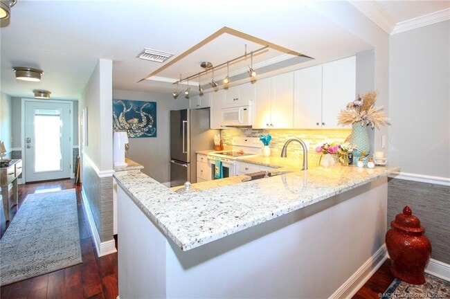 Building Photo - 20 NE Plantation Rd