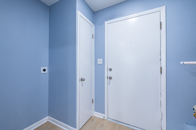 Building Photo - 707 Norwood Ln