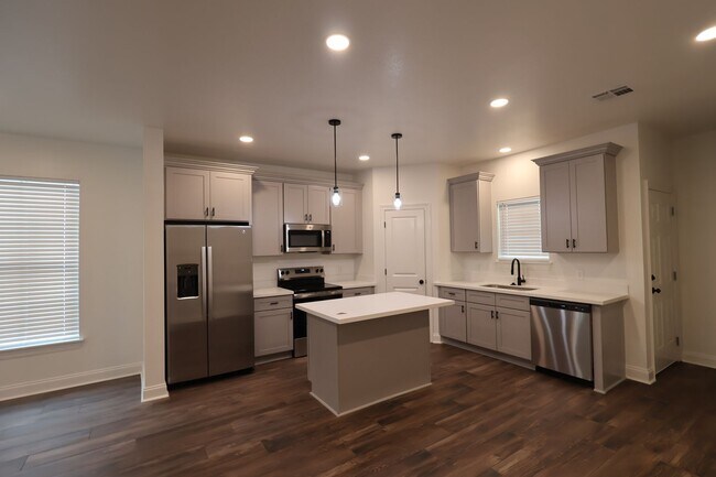 Building Photo - Townhome for lease Available 5/15/26