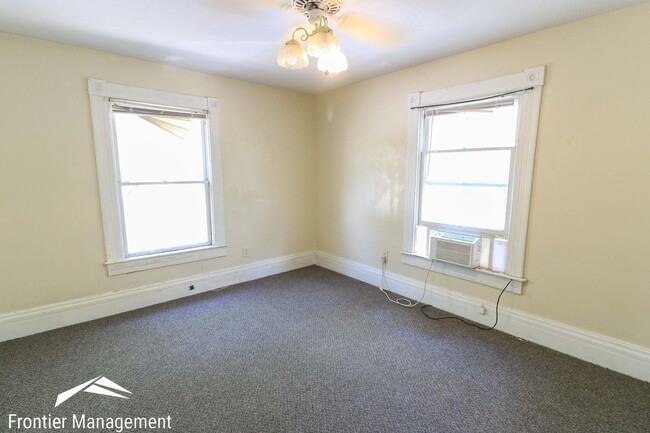 Building Photo - Great side-by-side duplex! Washer & dryer,...